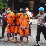 Tiga diantara tersangka komplotan jambret yang berhasil di tangkap tim gabungan kepolisian Polrestabes Surabaya dan Polresta Sidoarjo. Foto: Ist.