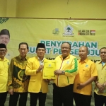 Ketua Golkar Jatim Ali Muthi (empat dari kanan) menyerahkan surat persetujuan DPP kepada Wongso Negoro sebagai Wakil Ketua DPRD Gresik PAW periode 2024-2029. foto: Syuhud/BANGSAONLINE.