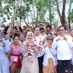 Bupati Jember saat kunjungan ke tempat ibadah umat Hindu di Kawasan Pantai Paseban. (Ist)