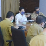 Wali Kota Kediri Abdullah Abu Bakar, saat melakukan video conference dengan Lurah ae-Kota Kediri. (foto: ist.)