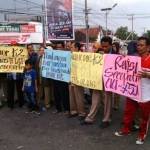 Aksi para guru honorer menuntut revisi UU ASN. foto: TRI SUSANTO/ BANGSAONLINE