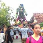 Pawai Ogoh-ogoh yang digelar umat Hindu di Desa Balun Kecamatan Turi Lamongan Jawa Timur. Foto: Nurqomar Hadi/ BANGSAONLINE