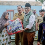 Bupati Pamekasan, Baddrut Tamam, saat memberi bantuan untuk korban bencana angin kencang di Kecamatan Pegantenan dan Pakong.