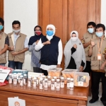 Gubernur Jawa Timur Khofifah Indar Parawansa menerima bantuan dari Amali WNBK yang diserahkan di gedung negara Grahadi. foto: IST/ BANGSAONLINE