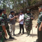 Danrem 083 Kolonel Inf Zainudin dan Dansatgas TMMD Letkol Inf Ferry Muzawwad saat memberikan semangat kepada anggota Satgas TMMD 106 di Desa Kedungsalam.