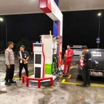 Petugas dari Polres Ngawi saat patroli ke SPBU.