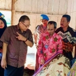 Menteri Puspayoga dan Bupati Baddrut Tamam sambil berbincang santai dengan para pengrajin batik Podhek.