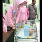 Bayi yang terlahir tanpa anus anak dari pasangan suami Abdurrahman (39) dan Suhatiah (30) warga Desa Jaringan, Kecamatan Pademawu, Kabupaten Pamekasan, hari ini akan dirujuk ke Rumah Sakit Umum dr Soetomo Surabaya. Selasa (10/4).