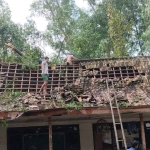Warga sekitar gotong royong membantu rumah yang rusak setelah diterjang angin puting beliung. Foto: Kompas.com.