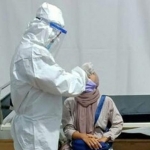 Petugas melakukan rapid test antigen kepada salah satu pemudik.