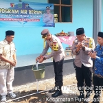 Kapolres Pasuruan AKBP Bayu Pratama Gubunagi saat meresmikan bantuan air bersih ditandai dengan pembukaan keran.