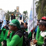 Ribuan pendemo saat aksi di depan kantor Pemkab Gresik. Foto: SYUHUD A/BANGSAONLINE