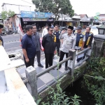 Wali Kota Batu saat meninjau perbaikan Jembatan Suropati.