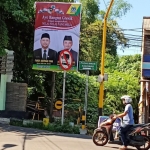 Baliho bergambar pasangan Gus Yani-Anha terpasang di sejumlah titik kecamatan. foto: SYUHUD/ BANGSAONLINE