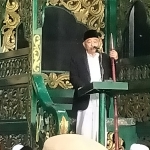 Prof. Dr. KH. Asep Saifuddin Chalim, M.A. saat khutbah Jumat di Masjid Agung Baiturrahman Banyuwangi, Jumat (2/4/2021). foto: mma/ bangsaonline.com
