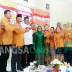 Mundjidah Wahab (baju hijau) dan Abdul Khodir (baju putih) bersama pengurus Partai Hanura usai pemaparan visi dan misi di kantor Partai hanura Jombang, Senin (7/8/2017). foto: ROMZA/ BANGSAONLINE