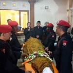 Jenazah Ali Mudji sebelum dimakamkan di TPU Keputih.