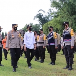 Bupati Madiun Ahmad Dawami (baju putih) didampingi Kapolres AKBP Jury Leonard Siahaan melakukan inspeksi pasukan saat apel gelar pasukan. foto: HENDRO SUHARTONO/ BANGSAONLINE