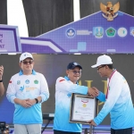 Penyerahan rekor Muri dalam peringatan Hardiknas 2026 di Pamekasan.