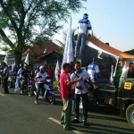 Para buruh saat long march menuju kantor Pemkab Tuban.