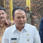 Bupati Jember, Hendy Siswanto, saat memberi keterangan kepada awak media.
