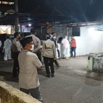 Polsek Wonoayu dan pihak puskesmas yang memakai Alat Pelindung Diri (APD) nampak berada di rumah duka.