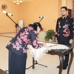 Plt. Wali Kota Pasuruan Raharto Teno Prasetyo, S.T. menyaksikan penandatanganan berita acara pelantikan.