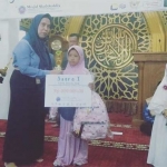 JUARA: Kepala Kanwil DJP Jatim II Lusiani menyerahkan piala dan hadiah kepada para pemenang Lomba Tahfidz Al-Quran, Rabu (22/5) sore. foto: ist