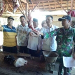 Pejabat Muspika Panceng dan jajaran ketika sidak harga sembako di pasar. foto: SYUHUD/ BANGSAONLINE