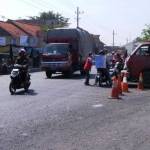 Tumpukan kendaraan di perempatan Duduksampeyan. foto: SYUHUD/ BANGSAONLINE