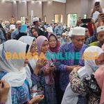 Gubernur Khofifah ketika menyambut jemaah haji kloter terakhir. Foto: DEVI FITRI AFRIYANTI/BANGSAONLINE