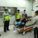 Korban, Muhammad Nasir (58) saat berda di RSUD Dr. Soetomo, usai mengalami aksi pembegalan di depan Kantor BPJS Kesehatan, Jalan Dharmahusada, Surabaya, Kamis (22/6/2023).