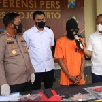 Salah satu pelaku kasus pembunuhan sadis saat pers rilis di Polres Mojokerto