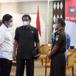 Wali Kota Kediri Abdullah Abu Bakar (baju putih) beserta jajaran Forkopimda Kota Kediri usai mengikuti arahan dari Presiden Republik Indonesia Joko Widodo melalui video conference, Senin (17/5). (foto: ist.)