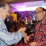 Dr. Alwi Shihab dan Dubes Pelestina HE Dr Zuhair SM Al-Shun dalam acara Halal Bihalal bersama para duta besar Timur Tengah dan OKI, Sabtu (3/8/2019). Alwi Shihab menyelenggarakan acara ini bekerjasama dengan D’consulate Resto and Lounge dan digelar di D’consulate Resto OZE Jakarta. foto: istimewa/ BANGSAONLINE.com