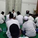 Prof Dr KH Asep Saifuddin Chalim, MA, saat memberikan taushiyah dalam acara salat malam dan istighatsah di Pendopo Kabupaten Mojokerto, Jumat (15/8/2025) malam. Foto: MMA/bangsaonline
