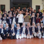 Bupati Lamongan Yuhronur Efendi saat foto bersama dengan para mahasiswa KKN Unej.