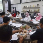 Komisi IV DPRD Gresik ketika hearing dengan KONI Gresik. foto: SYUHUD/ BANGSAONLINE