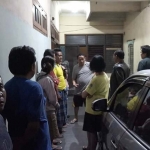 Pelaku meminta keterangan para penghuni rumah.