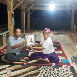 Ketua Fraksi Nasdem DPRD Gresik, Musa saat diskusi dengan tokoh masyarakat di Bawean. foto: ist.