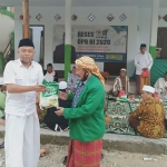 H. Syafiuddin, S.Sos., saat menyerahkan bantuan secara simbolis kepada K.H. Ahmad Muzakki, Jumat (24/7/2020). (foto: ist).