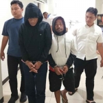 Dua pria asal Pulau Bawean, Gresik, saat diamankan jajaran Polsek Sangkapura. Foto: Ist.