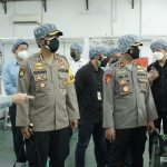Kapolresta Sidoarjo Kombes Pol. Kusumo Wahyu Bintoro (dua dari kiri) saat mendapat penjelasan tentang produksi obat Covid-19 dalam kunjungan ke perusahaan farmasi, Kamis (15/7/2021).