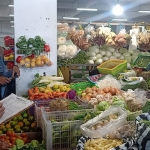 Tim Pengendali Inflasi Daerah (TPID) Kota Kediri saat melakukan pendataan harga di stan sayuran. (foto: ist)