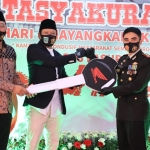 Ketua DPRD Kab Pasuruan H Sudiono Fauzan mendampingi Bupati Pasuruan HM Irsyad Yusuf saat menyerahkan secara simbolis penghargaan 5 unit motor trail untuk 5 polsek yang diwakili Kapolres Pasuruan AKBP Rofik Ripto Himawan.