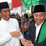 Dr KH Asep Saifuddin Chalim (kanan) saat menyambut Presiden RI Joko Widodo yang berkunjung ke Pondok Pesantren Amanatul Ummah. Foto: istimewa