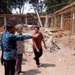 Bupati Sambari saat sidak proyek revitalisasi Alun-alun Gresik, beberapa waktu lalu. (syuhud/ bangsaonline)