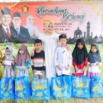 Tri Astuti berfoto bersama penerima santunan anak yatim