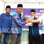 Abdul Khodir (baju putih) usai menyerahkan berkas pendaftaran kepada Desk Pilkada Demokrat Jombang, Selasa (29/8/2017). foto: ROMZA/ BANGSAONLINE