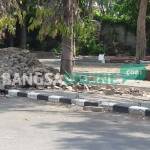Salah satu proyek pembangunan taman di depan Pemkab Gresik yang belum rampung. foto: syuhud/ BANGSAONLINE